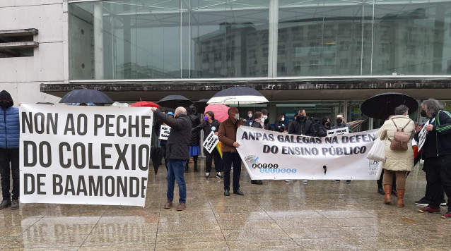 Proteta de padres en Lugo contra el cierre del colegio de Baamonde