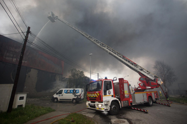 Bomberos trabajan en la extinción de un incendio en el Polígono Industrial Ceao, a 11 de abril de 2021, en Lugo, Galicia (España).