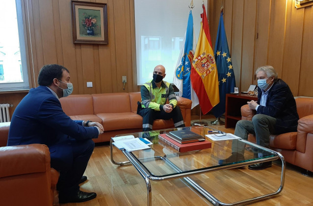 Reunión del subdelegado del Gobierno en Ourense, Emilio González, con representantes de Tráfico.