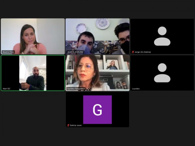La coordinadora de Cs Galicia, Beatriz Pino; el coordinador de Cs en A Coruña, Abel García; y el enlace institucional de la agrupación coruñesa, se han reunido con responsables del colectivo Alas A Coruña.