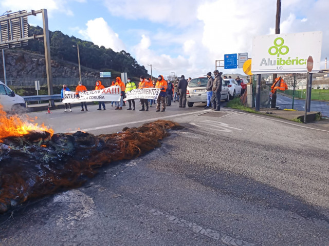 Archivo - Trabajadores de Alu Ibérica en A Coruña en una  protesta ante la fábrica