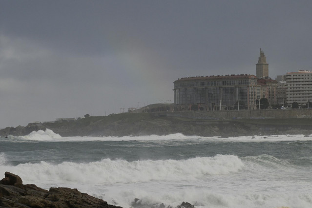 Archivo - Playa de Riazor durante un temporal costero en A Coruña, Galicia (España), a 4 de diciembre de 2020.