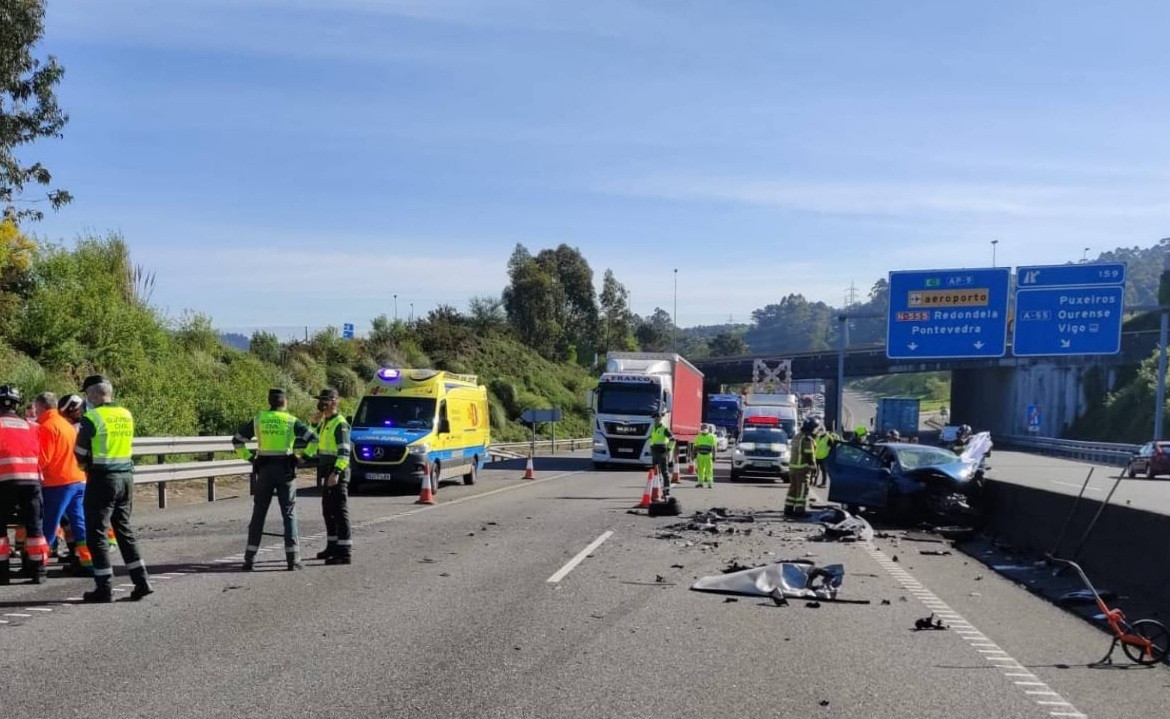 Accidente en la AP-9, en Vigo, en el que falleció una conductora de 75 años de edad que accedió a la autopista en sentido contrario y colisionó frontalmente contra otro coche, cuyos ocupantes resu