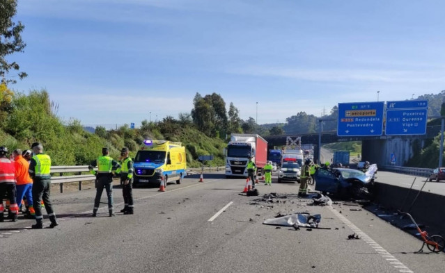 Accidente en la AP-9, en Vigo, en el que falleció una conductora de 75 años de edad que accedió a la autopista en sentido contrario y colisionó frontalmente contra otro coche, cuyos ocupantes resultaron heridos graves.