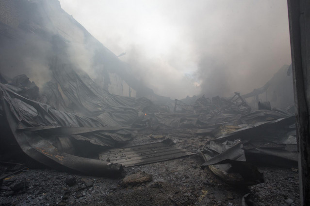 Destrozos generados por un incendio en el Polígono Industrial Ceao, a 11 de abril de 2021