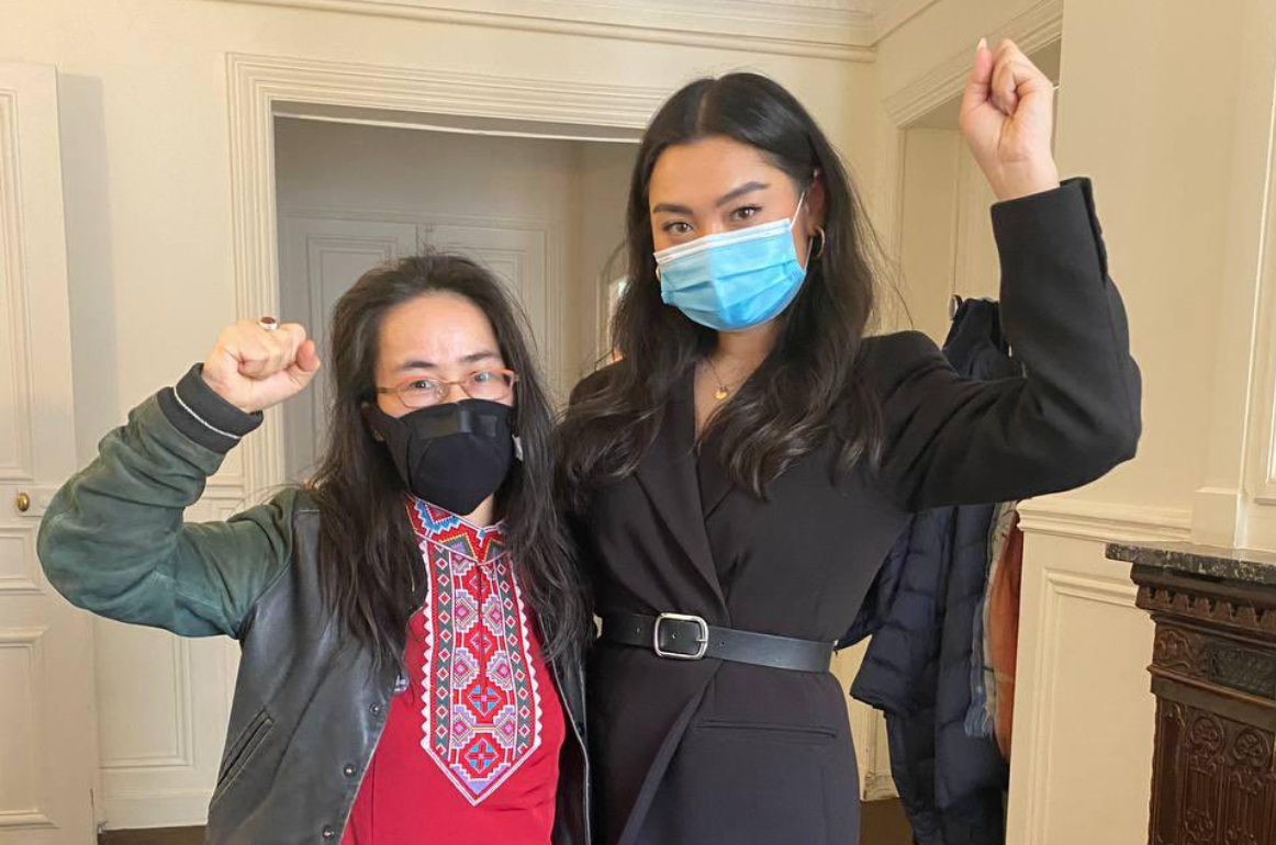 Dos activistas uigures en la rueda de prensa en Francia en la que presentaron la demanda en una foto del twitter de la actvista Zumretay Arkin