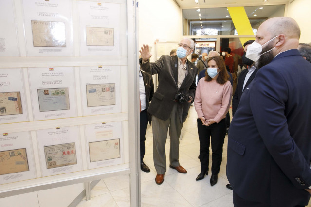 La alcaldesa de A Coruña, Inés Rey, inaugura una muestra filatélica que conmemora el 90 aniversario de la República