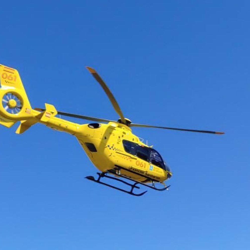 Helicóptero del 061 en una foto del twitter de helicosantiago