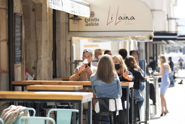 Varias personas en una terraza de Sanxenxo, en Pontevedra, Galicia (España), a 27 de marzo de 2021.