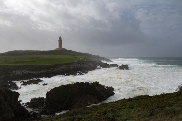 Archivo - Oleaje en la zona de la Torre de Hércules, en la costa de A Coruña, Galicia (España), a 30 de enero de 2021. Este sábado Galicia está afectada por una borrasca denominada 'Justine' que ha dejado cielos cubiertos con precipitaciones, localmente t