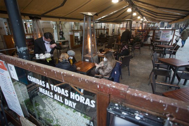Archivo - Un camarero sirve a tres mujeres en la terraza de un restaurante el primer día del cierre perimetral decretado en Lugo, Galicia (España), a 15 de enero de 2021. El cierre perimetral forma parte del paquete de nuevas restricciones de la Xunta par