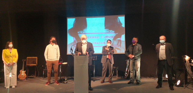 El director del MARCO, Miguel Fernández (centro), junto al alcalde, Abel Caballero; el músico Fernando Abreu; los concejales, Uxía Blanco y Abel Losada; y el hijo de Xela Arias, Darío Gil Arias.