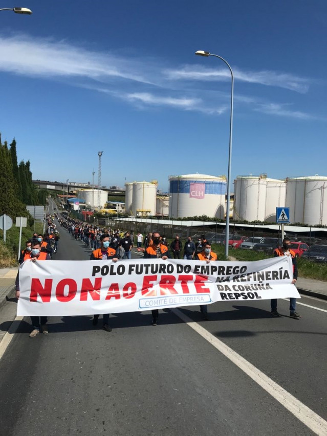 Manifestación de trabajadores de la refinería de A Coruña en rechazo al ERTE