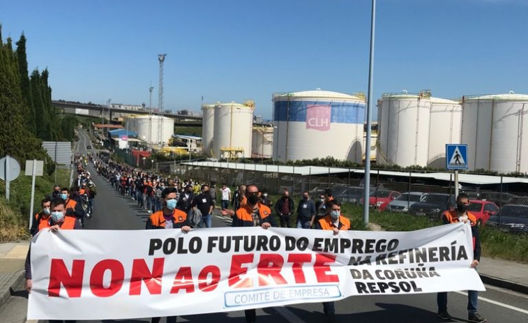 Cientos de trabajadores protestan contra el ERTE de Repsol en la refinería de A Coruña