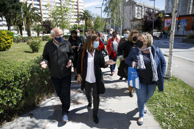 La alcaldesa de A Coruña, Inés Rey, visita el barrio de Elviña