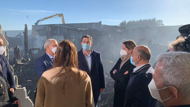 El secretario xeral del PSdeG, Gonzalo Caballero, visita la zona del incendio de O Ceao junto a la alcaldesa de Lugo, Lara Méndez, el presidente de la diputación, José Tomé, y otros cargos socialistas