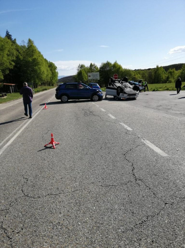 Accidente entre dos coches en Bande