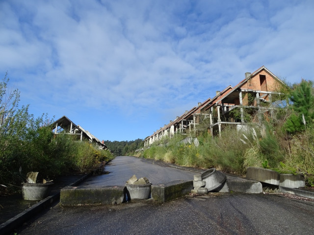 Viviendas en construcción, paralizadas desde hace años, en la urbanización Golf Domaio de Moaña (Pontevedra).
