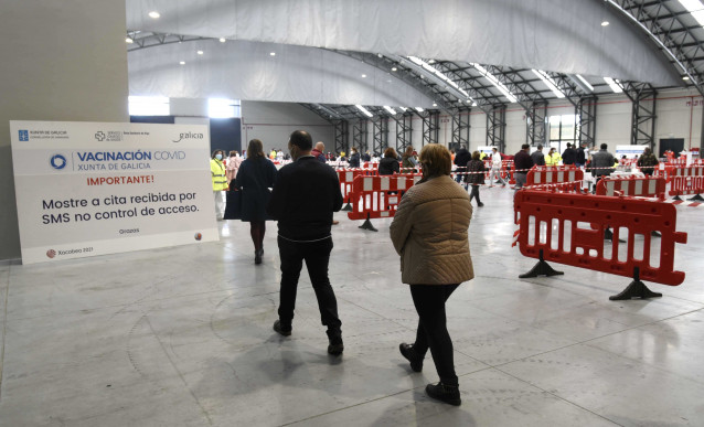 Archivo - Varias personas en el Instituto Ferial de Vigo (Ifevi), en Pontevedra, Galicia (España), a 13 de marzo de 2021. Un total de 4.400 personas serán inmunizadas por un equipo de 60 profesionales sanitarios que administrarán la vacuna de AstraZeneca