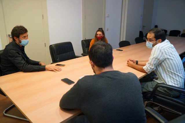 Los diputados de Unidas Podemos Antón Gómez-Reino y Lucía Dalda se reúnen con Muath Hamed, periodista palestino solicitante de asilo internacional en España.