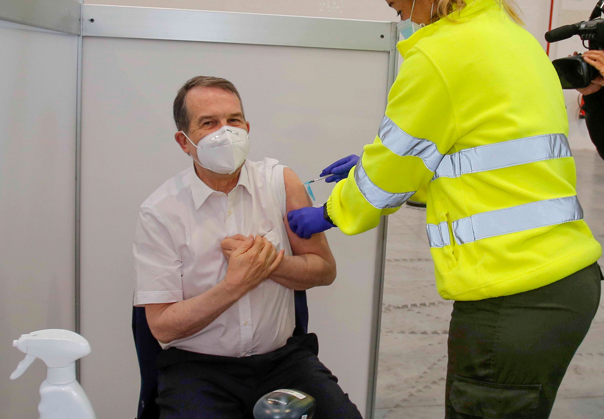 El alcalde de Vigo, Abel Caballero, recibe la primera dosis de la vacuna contra el Covid-19, a 18 de abril de 2021, en Vigo, Galicia (España). Caballero ha recibido este domingo la primera dosis en e