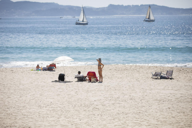 Varias personas en la playa de Sanxenxo, en Pontevedra, Galicia (España), a 27 de marzo de 2021.