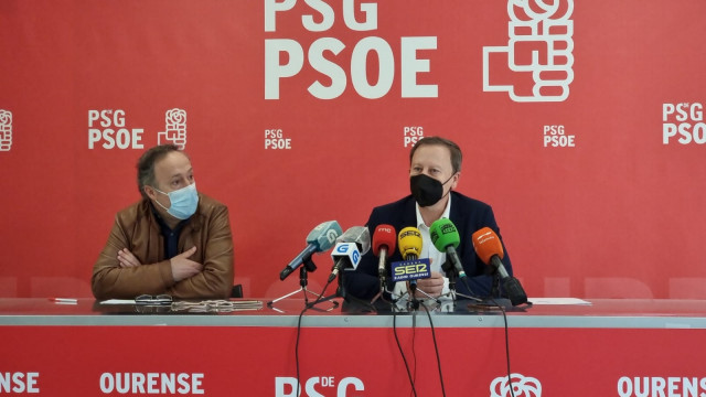 El secretario de Organización del PSOE ourensano, Juan Carlos Francisco Rivera, y el portavoz municipal y líder provincial, Rafael Rodríguez Villarino, en la rueda de prensa