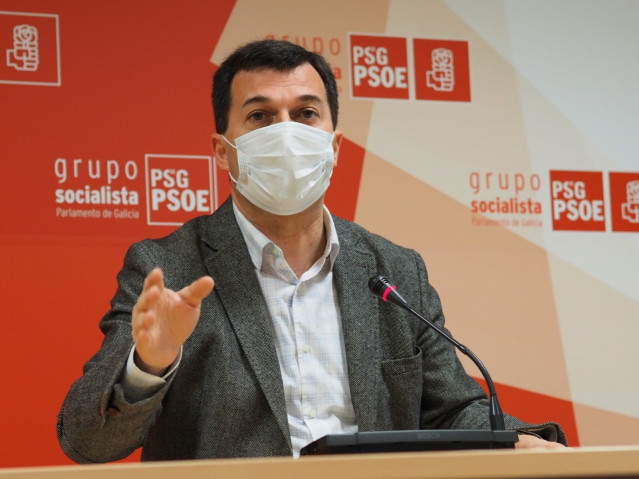 El secretario xeral del PSdeG, Gonzalo Caballero, en la rueda de prensa ofrecida este lunes