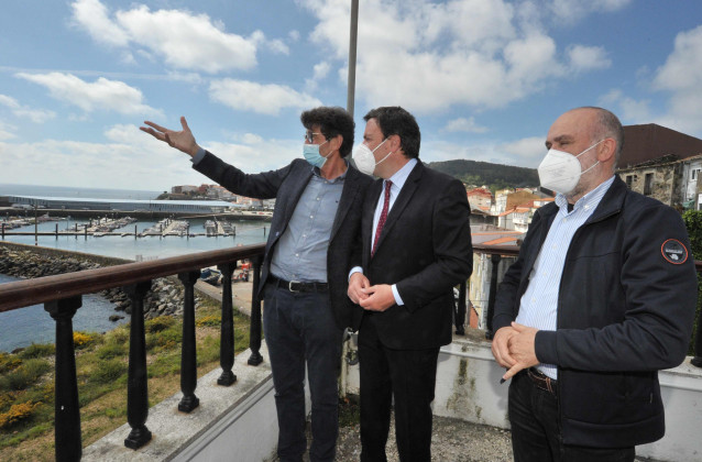 El presidente de la Diputación de A Coruña, Valentín González Formoso, en su visita a Fisterra junto al alcalde, José Marcote
