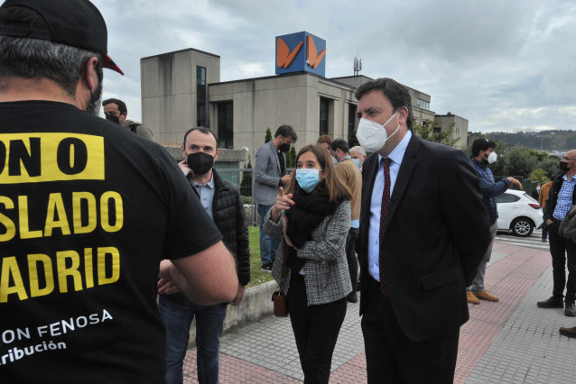 El presidente de la Diputación de A Coruña, Valentín González Formoso, y la alcaldesa herculina, Inés Rey, se reúnen con trabajadores del centro de operación de red de Naturgy