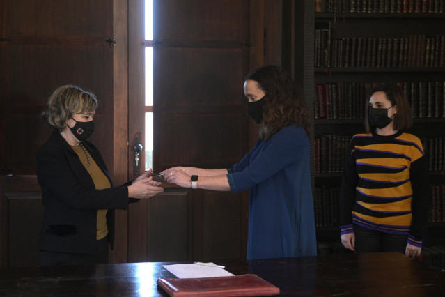 Archivo - La abogada del Estado Consuelo Castro Rey (i) recibe las llaves del pazo de Meirás de manos de la jueza Marta Canales Gantes, en el interior del edificio, en Sada, A Coruña, Galicia, (España), a 10 de diciembre de 2020