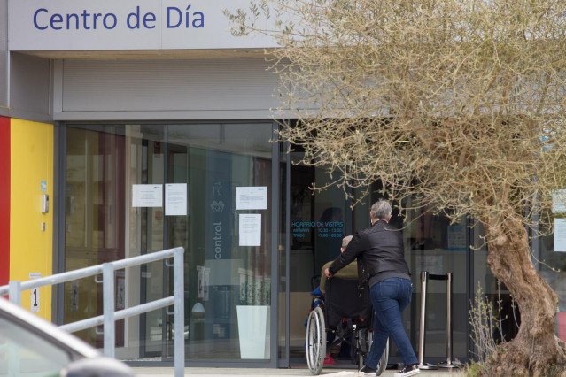 Una mujer pasea junto a un anciano en silla de ruedas hacia la residencia Albertia, a 17 de abril de 2021, en Lugo.
