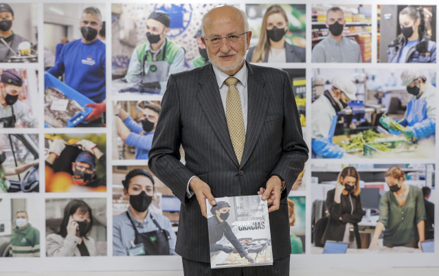 El presidente de Mercadona, Juan Roig, posa durante una rueda de prensa, a 20 de abril de 2021, en el Polígono Industrial Fuente del Jarro, Paterna, Valencia, Comunidad Valenciana, (España).