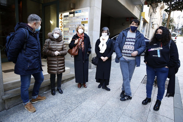 Archivo - Familiares de represaliados por el  régimen franquista ante el Consulado de Argentina en Vigo, con motivo de la presentación de sus denuncias para adherirse a la llamada 'querella argentina' por crímenes de lesa humanidad.