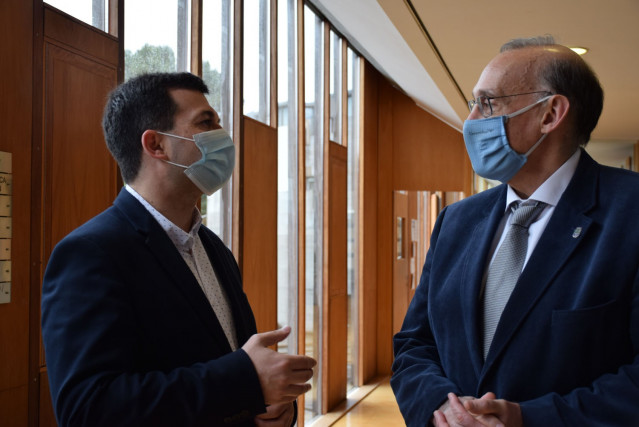 El secretario xeral do PSdG, Gonzalo Caballero, y el rector de la Universidade de Vigo, Manuel Reigosa