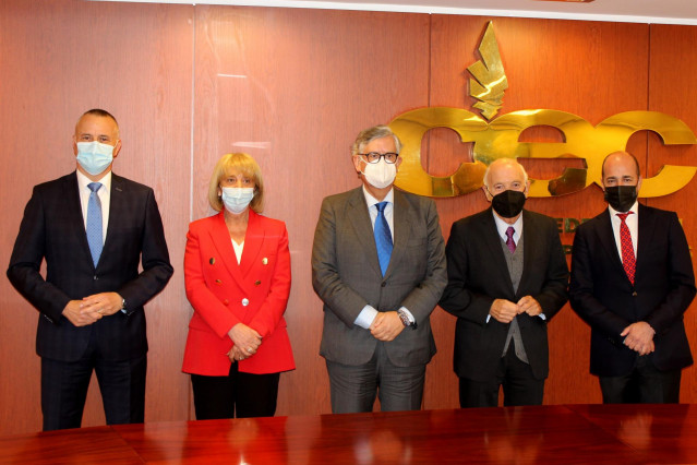 El presidente de la CEG, Juan Manuel Vieites, con presidentes de las patronales provinciales