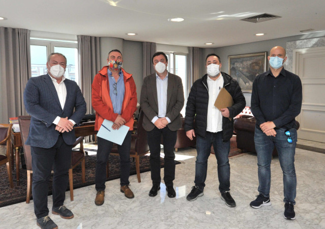 El presidente de la Diputación de A Coruña, Valentín González Formoso, con representantes de la asociación Hostelería Federada de Galicia