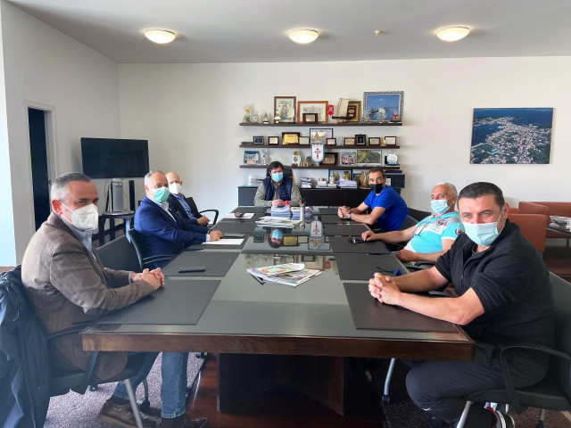 Reunión del delegado del Estado en el Consorcio de la Zona Franca de Vigo, David Regades; la Asociación de Mexilloeiros Illa de Arousa; y el alcalde de A Illa, Carlos Iglesias