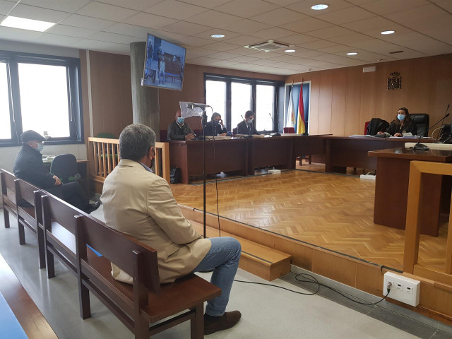 El funcionario del Ayuntamiento de Vigo, Álvaro C. C., y el constructor Enrique A.P., en el juicio celebrado en la Audiencia de Pontevedra por un delito continuado de soborno
