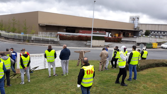 Concentración de trabajadores despedidos del grupo Cándido Hermida