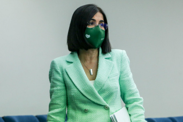 La ministra de Sanidad, Carolina Darias a su salida de una rueda de prensa posterior al Consejo Interterritorial del Sistema Nacional de Salud, a 21 de abril de 2021, en Madrid (España).