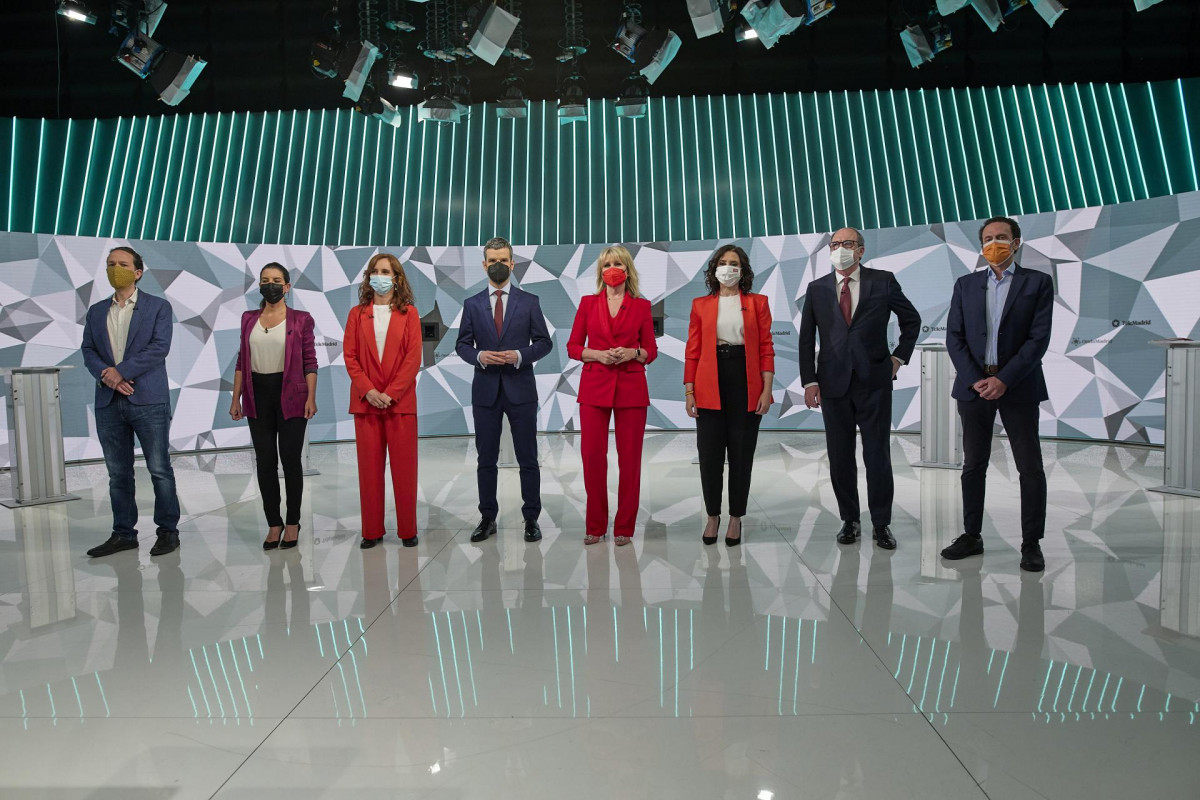 Los moderadores del debate, Jon Ariztimuño y María Rey, posan con los seis candidatos a la Presidencia de la Comunidad
