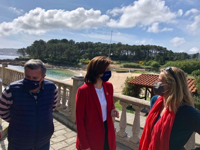 La conselleira de Medio Ambiente, Territorio e Vivenda, Ángeles Vázquez, y la bióloga, naturalista y divulgadora ambiental Odile Rodríguez de la Fuente