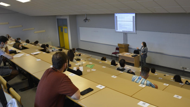 Archivo - Estudiantes asisten a una clase en la Universidade de Vigo