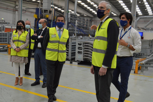 El vicepresidente económico y conselleiro de Economía, Empresa e Innovación, Francisco Conde, visita la fábrica de Benteler en Mos