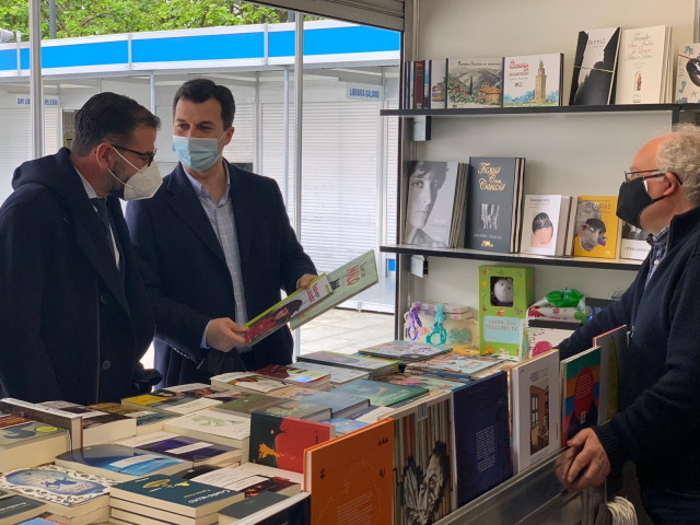 El secretario xeral del PSdeG, Gonzalo Caballero, junto al alcalde de Ferrol, Ángel Mato, visita la feria del libro de la ciudad
