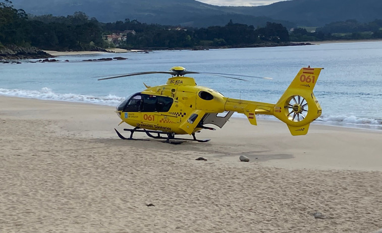 Herido grave un operario al caer desde un andamio cerca de la playa de Coira, en Porto do Son