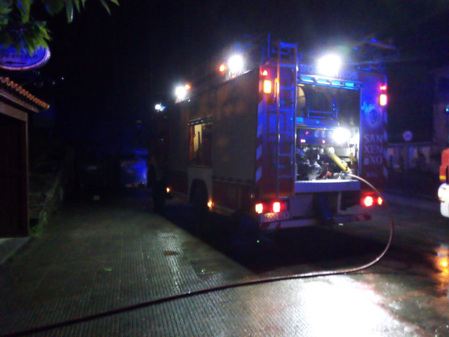 Un camión de bomberos desplazado al lugar donde se originó el incendio