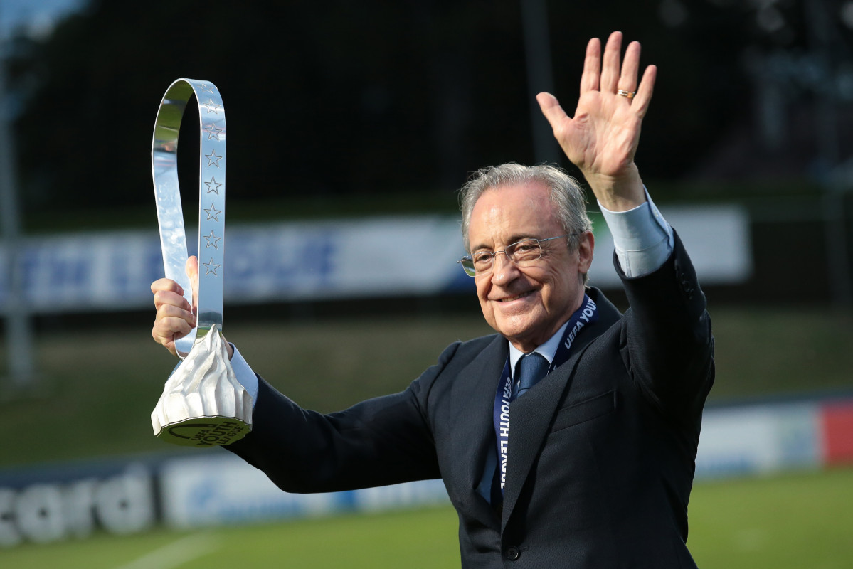 Archivo - 25 August 2020, Switzerland, Nyon: Real Madrid president Florentino Perez celebrates with the UEFA Youth League trophy after Real Madrid's victory in the UEFA Youth League soccer match between SL Benfica Juniors and Real Madrid Juvenil at Colovr