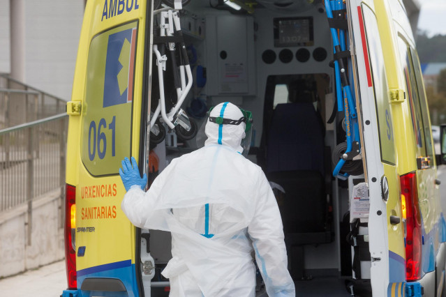 Archivo - Un trabajador sanitario totalmente protegido cierra la puerta de una ambulancia tras recoger a un anciano de la residencia de ancianos de San Cibrao donde se ha originado un brote de Covid-19, en San Cibrao, Lugo, Galicia, (España), a 9 de novie